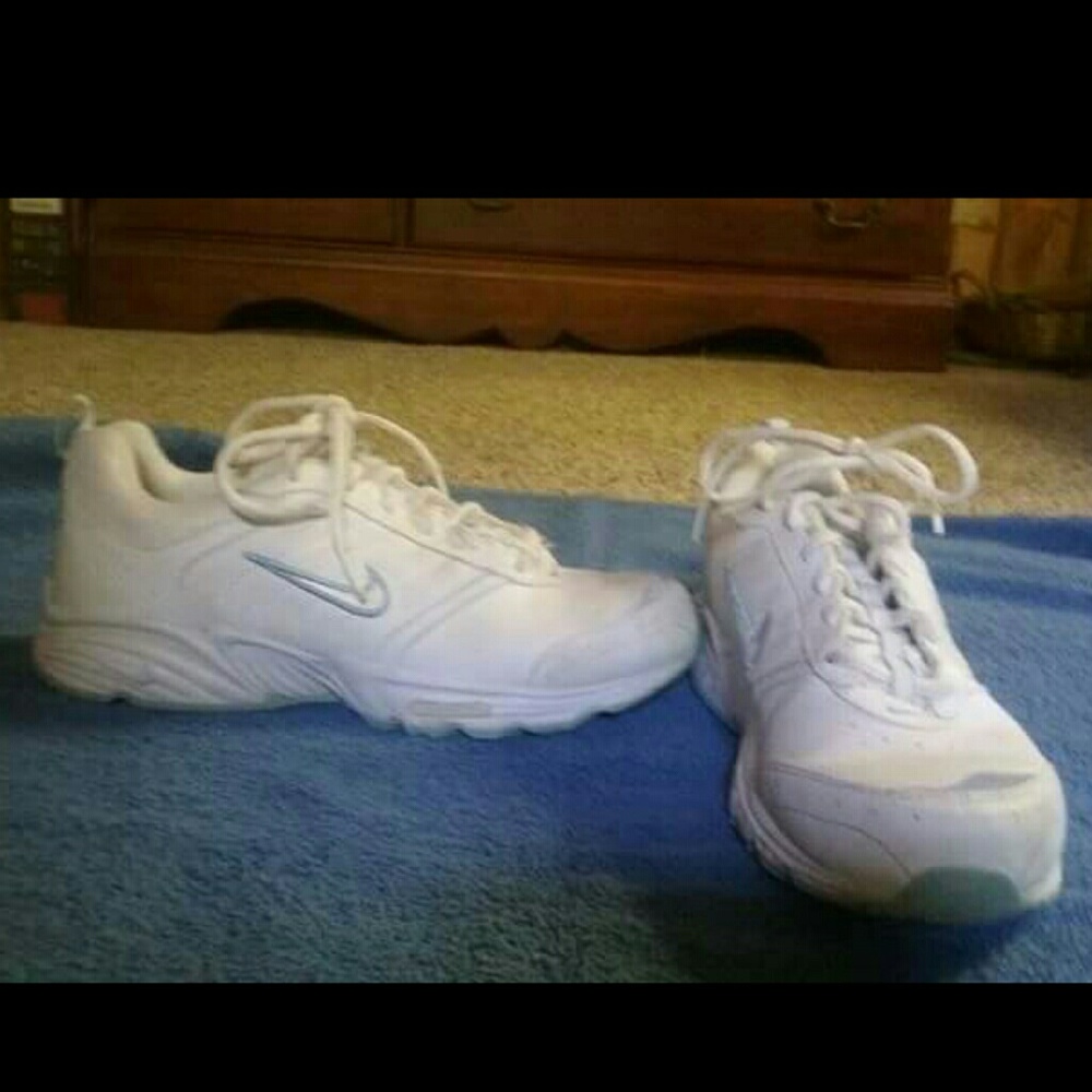 NIKE TENNIS SHOES!